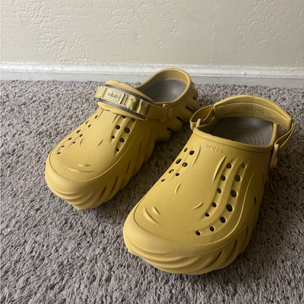 Crocs Echo Clogs - Men's
Color: Desert Grass/Brown